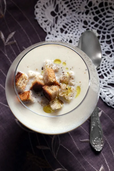 Gevrek kruton ve trüf yağı ile krem karnabahar çorbası
