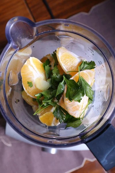 Turuncu, maydanoz, zencefil ve bal ile sağlıklı kokteyl