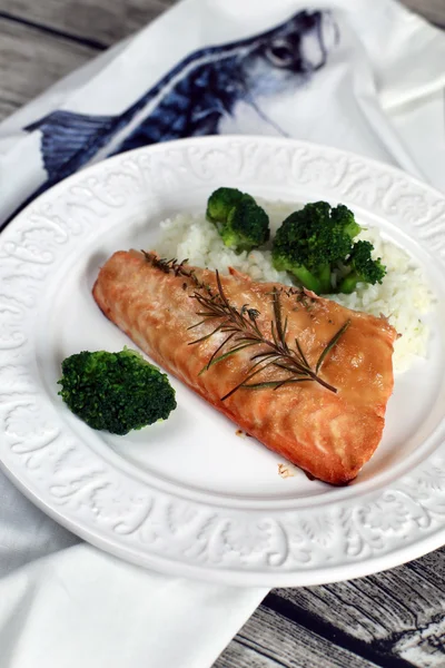 Fırında somon Marine de bir tatlı ve taze otlar, pirinç ve brokoli ile keskin