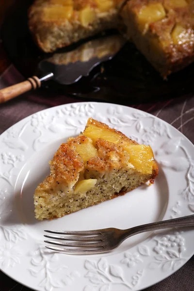 Haşhaş tohumu ile pasta aşağı ters ananas