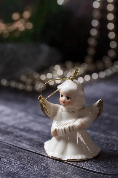 Karácsonyi dekoráció, kerámia angyal állt a fa asztal — Stock Fotó