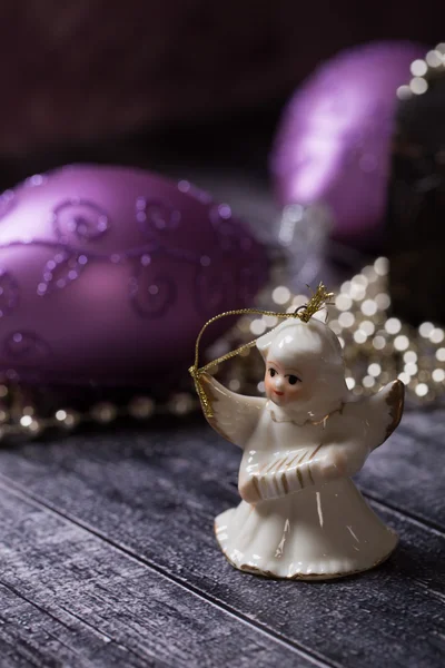 Noel dekorasyon, ahşap masa üzerinde duran seramik melek