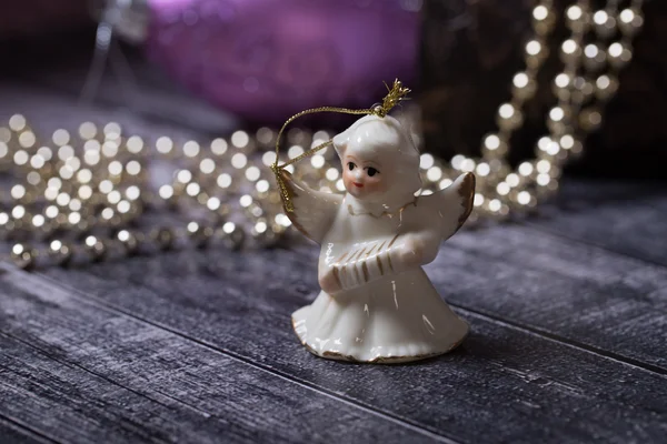 Noel dekorasyon, ahşap masa üzerinde duran seramik melek