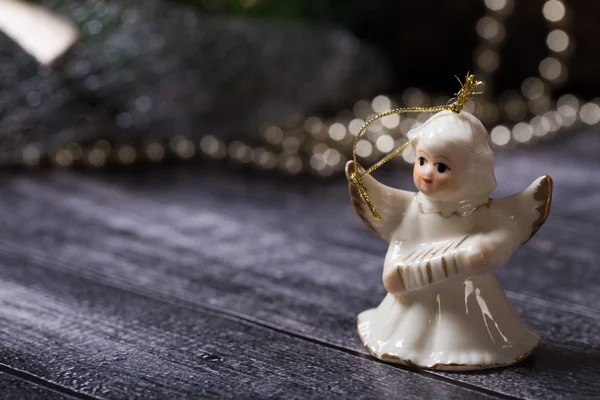Noel dekorasyon, ahşap masa üzerinde duran seramik melek