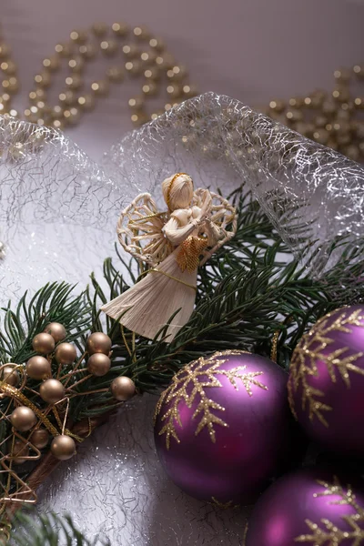 Un ángel con corona de Navidad y bolas de Navidad —  Fotos de Stock