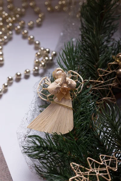 Noel çelenk ve Noel topları ile bir melek