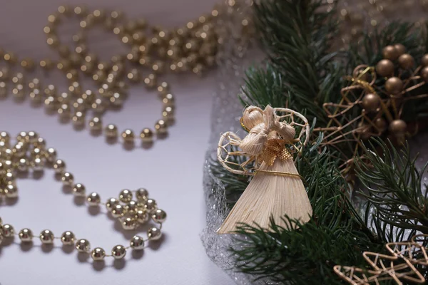 Noel çelenk ve Noel topları ile bir melek