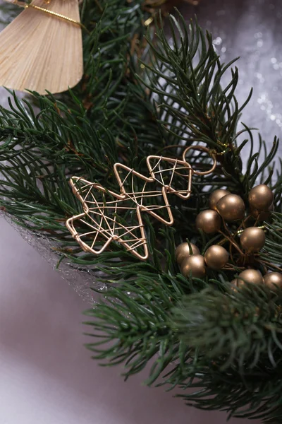Corona de Navidad con bolas de Navidad púrpura y árbol de Navidad — Foto de Stock