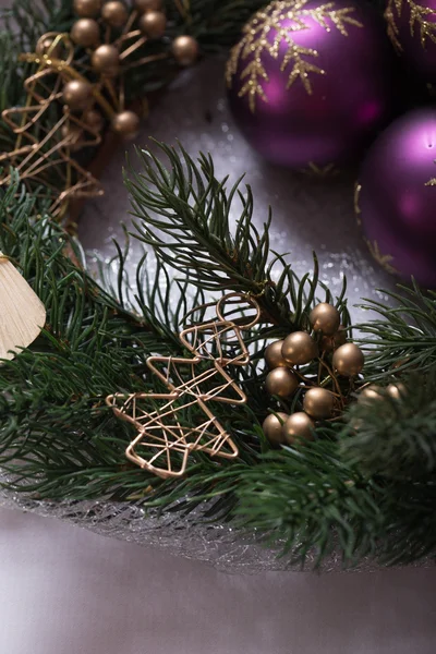 Mor Noel topları ve Noel ağacı Noel çelenk