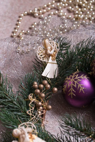 Ángel con corona de Navidad y bolas de Navidad —  Fotos de Stock