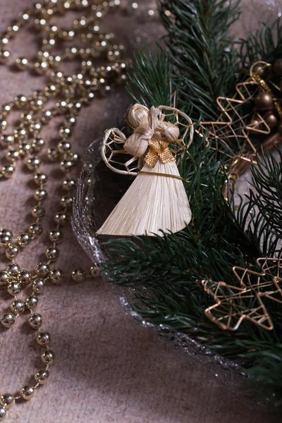 Ángel con corona de Navidad y bolas de Navidad —  Fotos de Stock