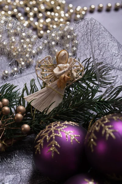 Ange avec couronne de Noël et boules de Noël — Photo