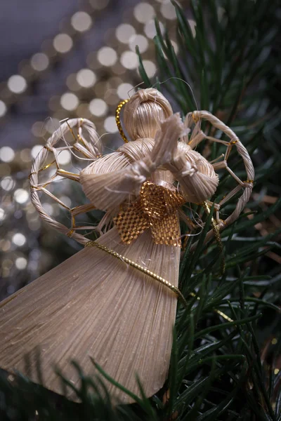 Ángel con corona de Navidad y bolas de Navidad — Foto de Stock