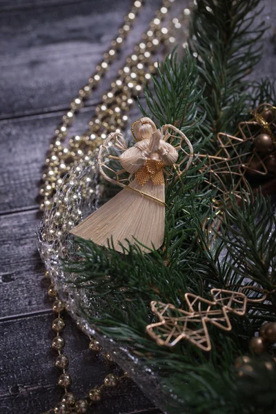 Ange avec couronne de Noël et boules de Noël — Photo