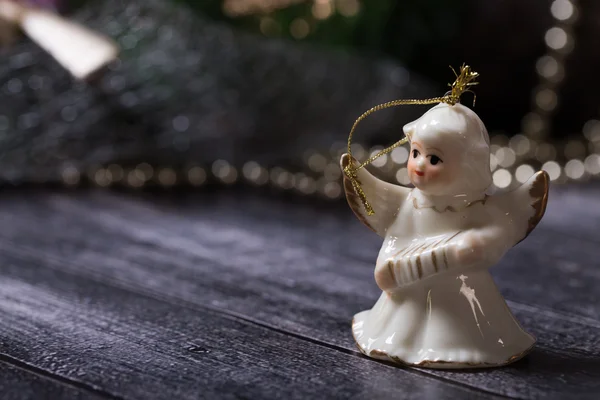 Decoración de Navidad, Ángel de cerámica de pie sobre la mesa de madera Fotos De Stock Sin Royalties Gratis