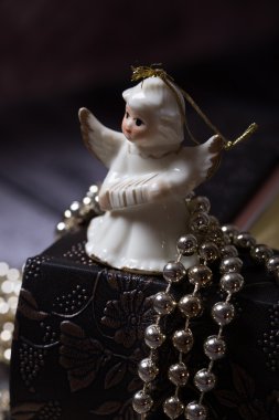 Eski kitap üzerinde duran seramik melek