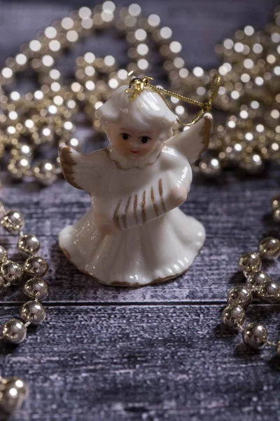 Ahşap masa üzerinde duran seramik melek