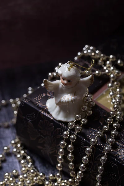 Eski kitap üzerinde duran seramik melek