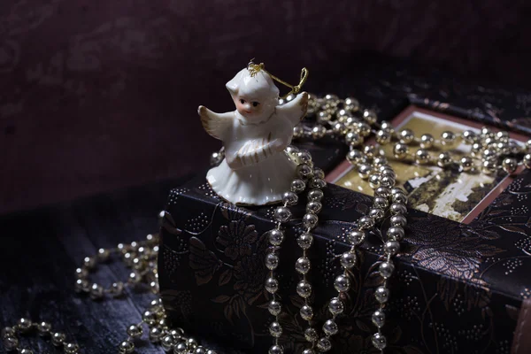 Eski kitap üzerinde duran seramik melek