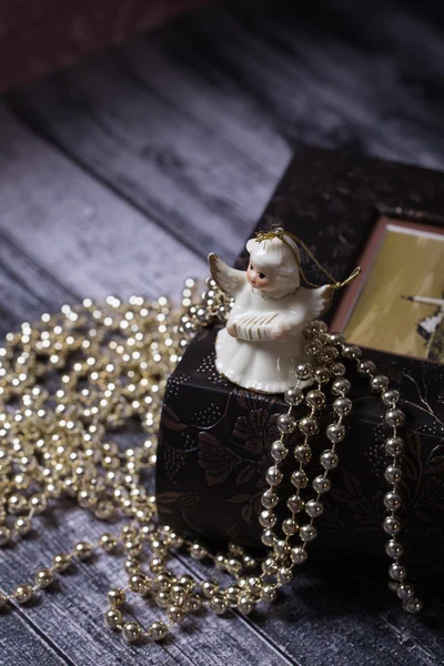 Eski kitap üzerinde duran seramik melek