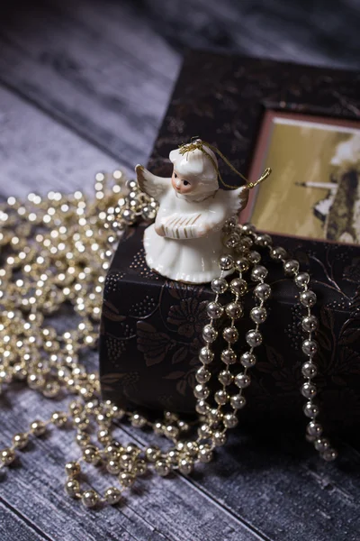 Eski kitap üzerinde duran seramik melek