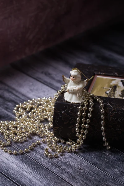 Eski kitap üzerinde duran seramik melek