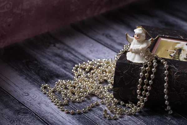 Eski kitap üzerinde duran seramik melek