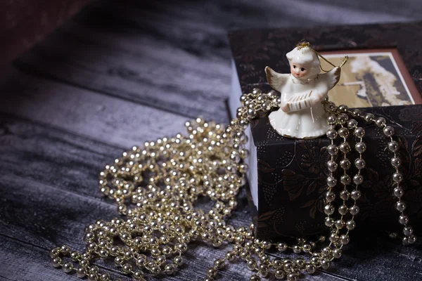 Eski kitap üzerinde duran seramik melek