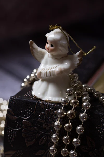 Eski kitap üzerinde duran seramik melek