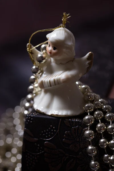 Eski kitap üzerinde duran seramik melek