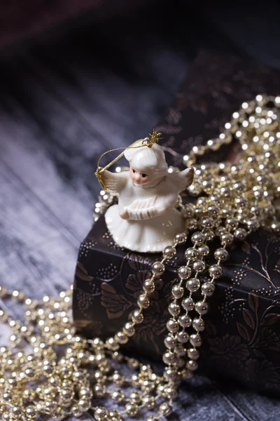 Eski kitap üzerinde duran seramik melek