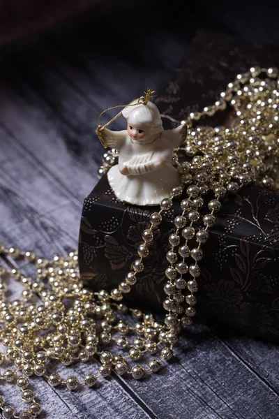 Eski kitap üzerinde duran seramik melek