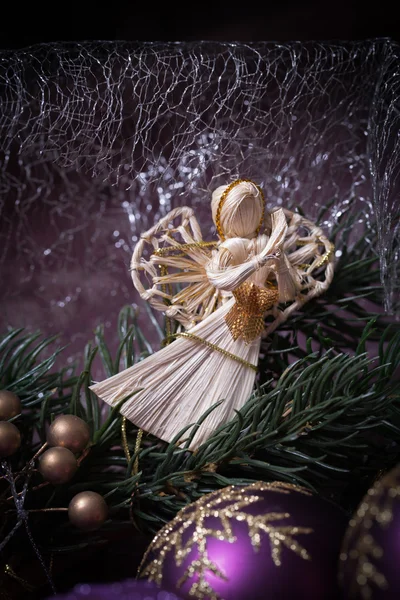 Ángel con corona de Navidad y bolas de Navidad — Foto de Stock