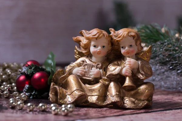 Weihnachtsengel singen und spielen auf Harfe und Trompete lizenzfreie Stockfotos