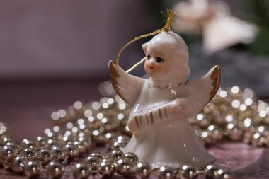 Ahşap masa üzerinde duran seramik melek