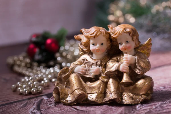 Karácsonyi angyalok énekelnek, és a hárfa és a trombita játszik — Stock Fotó