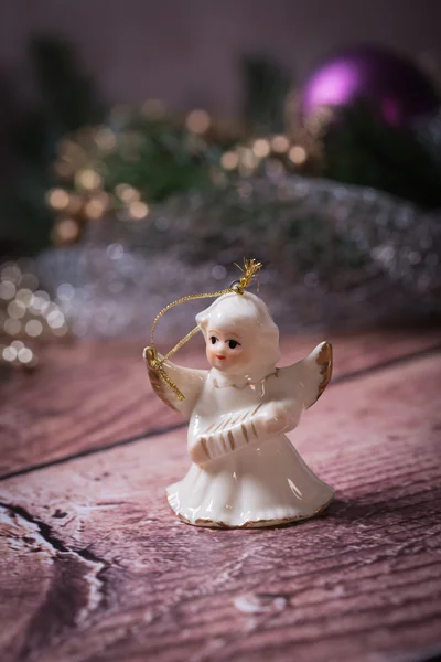 Ahşap masa üzerinde duran seramik melek
