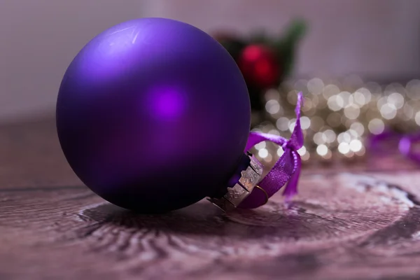 Фіолетові, блискучі різдвяні кульки на дереві — стокове фото