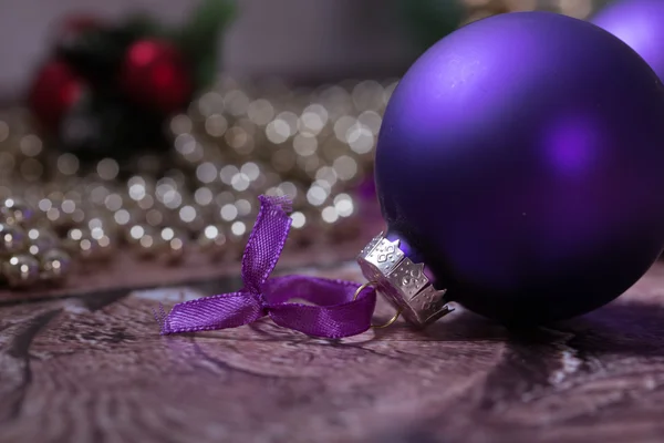 Violeta, brillantes bolas de Navidad en la madera — Foto de Stock