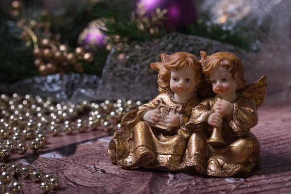 Şarkı ve ARP ve trompet çalmaya Noel meleklerin