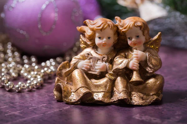 Julänglar sjunger och spelar på harpa och trumpet — Stockfoto