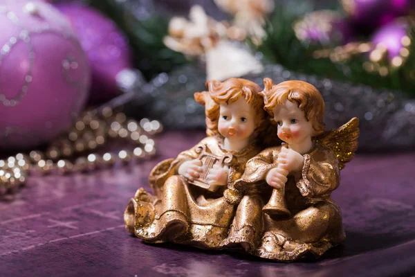 Рождественские ангелы поют и играют на арфе и трубе — стоковое фото
