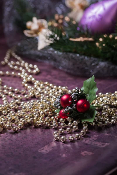 Tres bolas de Navidad con cadena de oro de Navidad — Foto de Stock