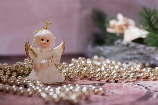 Noel zinciri ile ahşap masa üzerinde duran Noel meleği