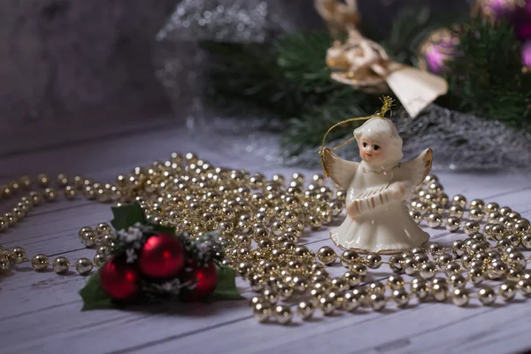 Noel zinciri ile ahşap masa üzerinde duran Noel meleği