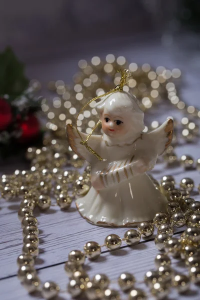 Noel zinciri ile ahşap masa üzerinde duran Noel meleği