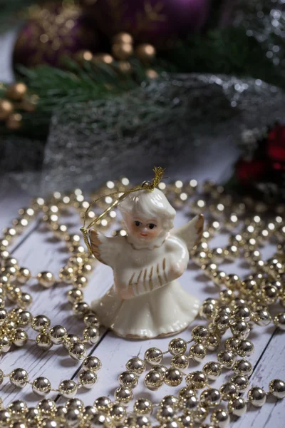 Noel zinciri ile ahşap masa üzerinde duran Noel meleği