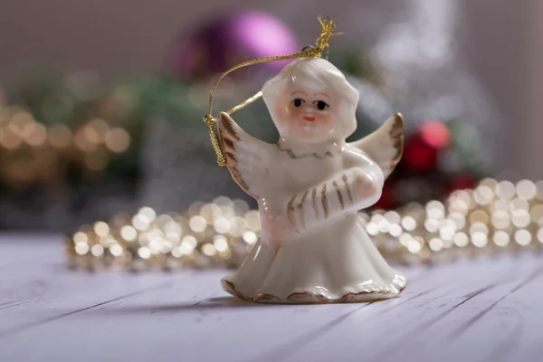 Noel zinciri ile ahşap masa üzerinde duran Noel meleği