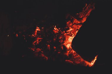 Turistler dağlara bakan ateşin tadını çıkarıyorlar. Sonbaharda sıcak bir atmosfer. Ukrayna Karpat Dağları