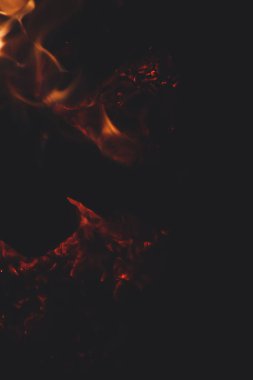 Turistler dağlara bakan ateşin tadını çıkarıyorlar. Sonbaharda sıcak bir atmosfer. Ukrayna Karpat Dağları